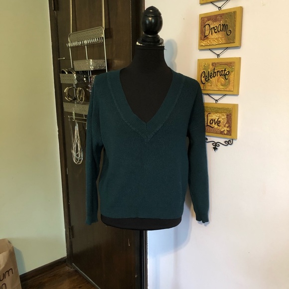 Green V neck sweater - Picture 2 of 8